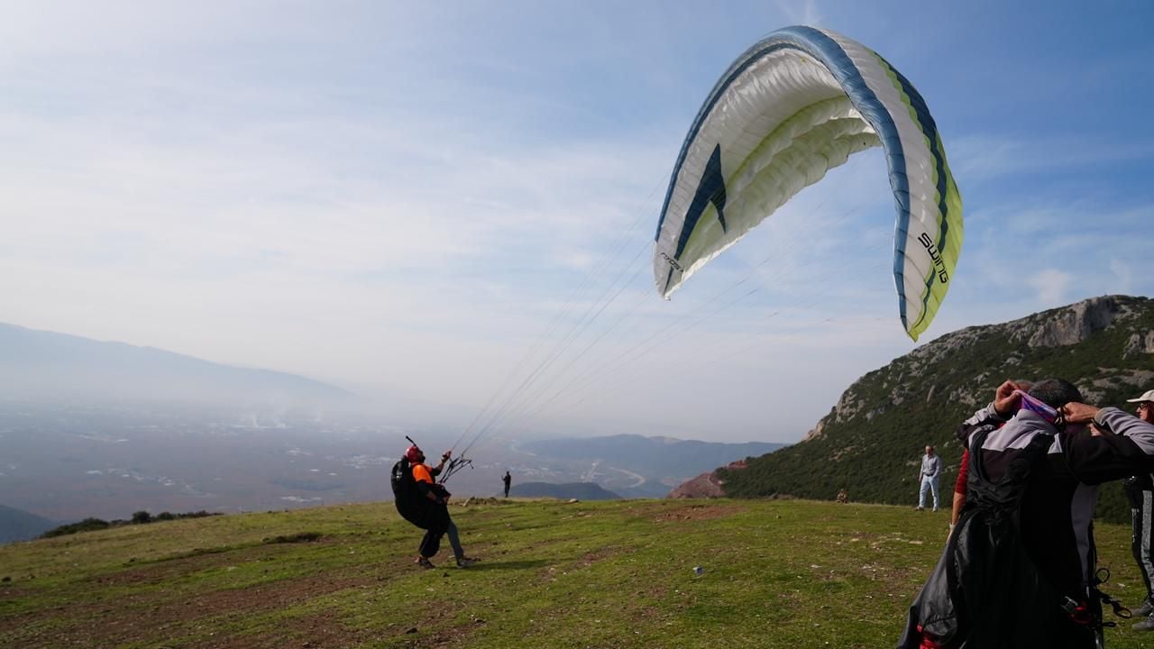 Yamaç paraşütüyle doğaya can suyu: Bursa’da yanan alanlara "tohum topu" serpildi