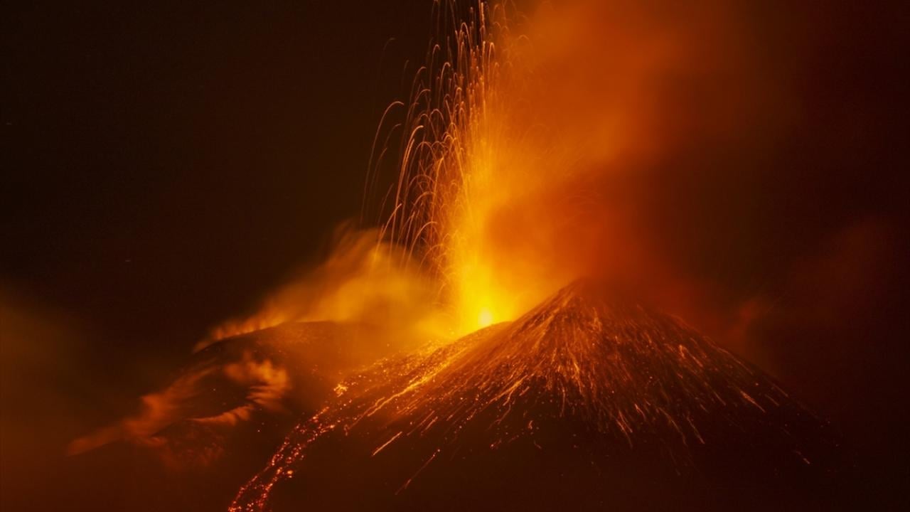 Foto - Yanardağda 4 patlama! Her türlü faaliyet yasaklandı