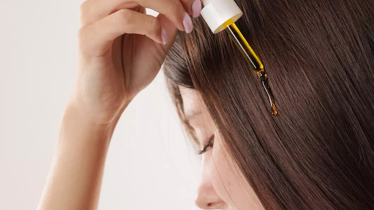 Foto - Yanlış olduğunu bile bile devam eden başını yakıyor: Boyadan sonra saçı yıkamayın! Argan yağı şifa kaynağı oluyor! 