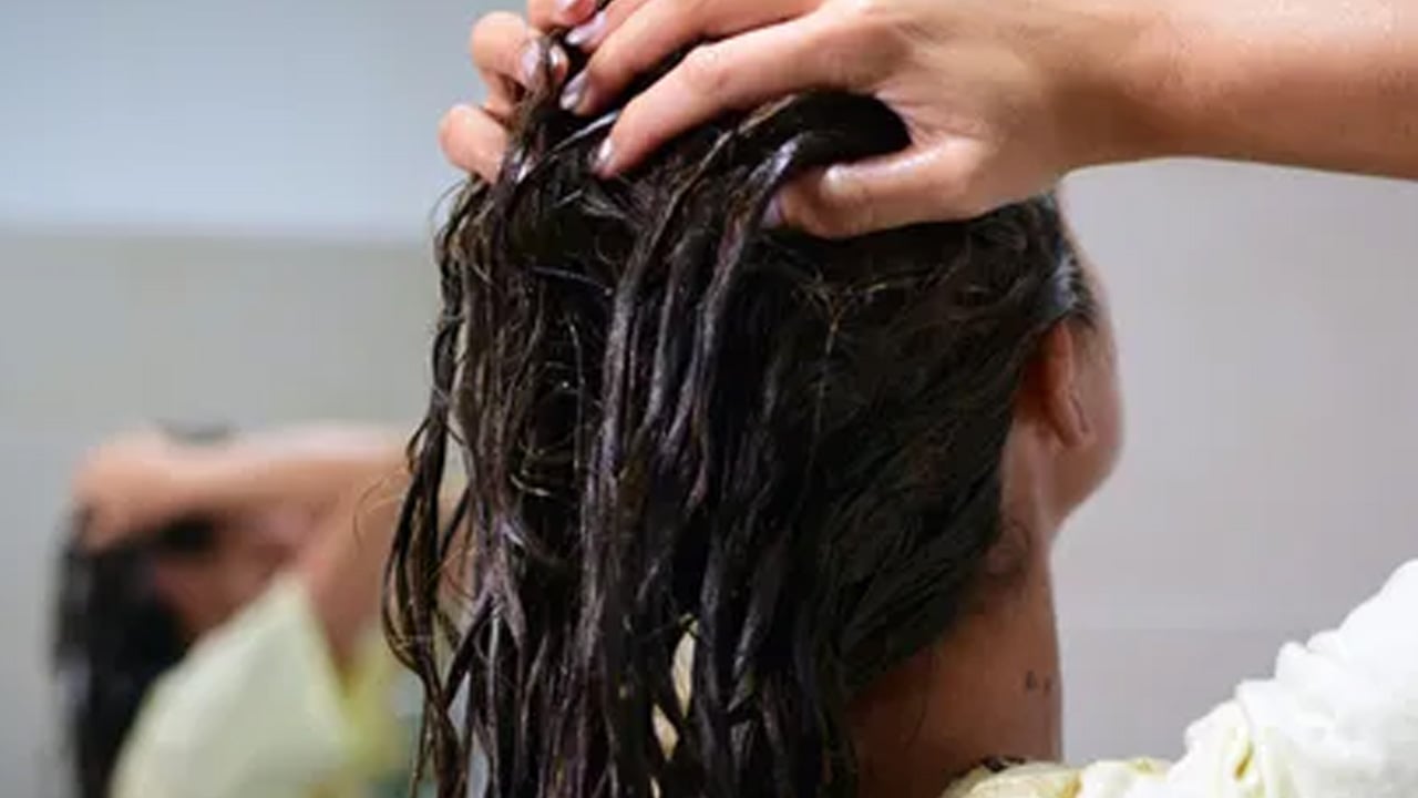 Foto - Yanlış olduğunu bile bile devam eden başını yakıyor: Boyadan sonra saçı yıkamayın! Argan yağı şifa kaynağı oluyor! 