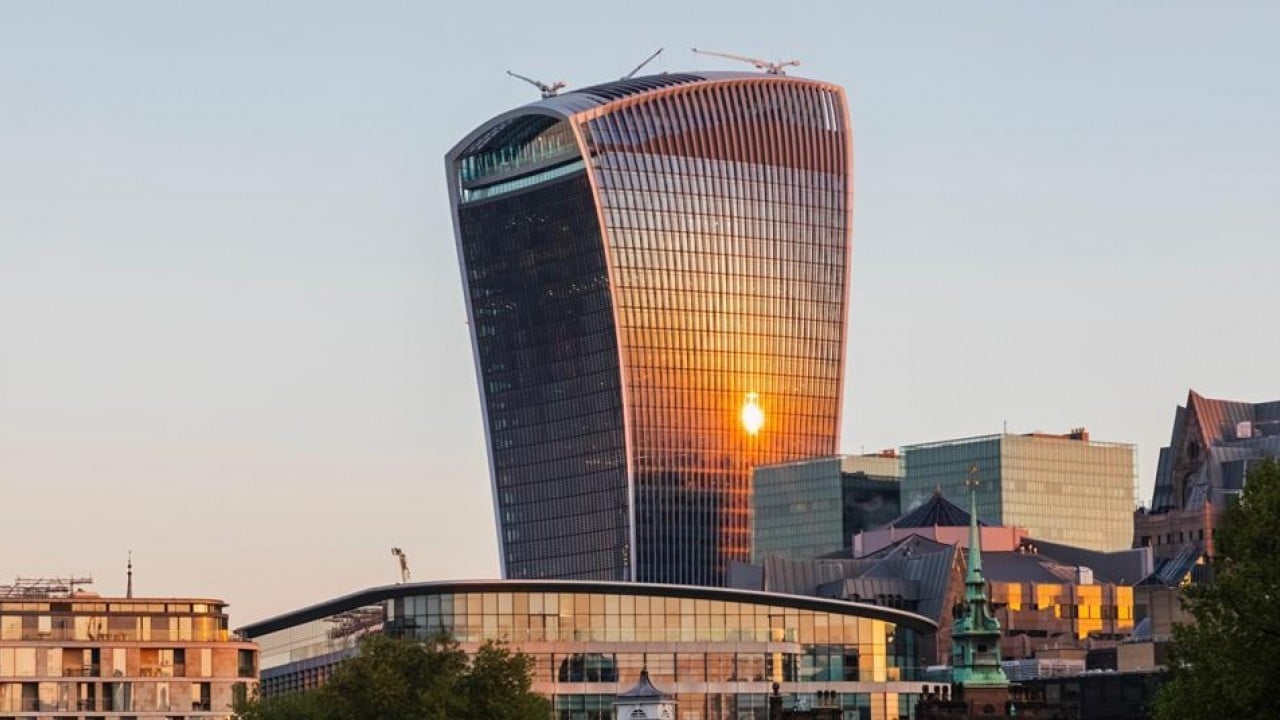 Foto - Yanlış tasarlanan gökdelen ülkenin başına bela oldu: Şehri yakıyor, lüks araçlar bile eriyor