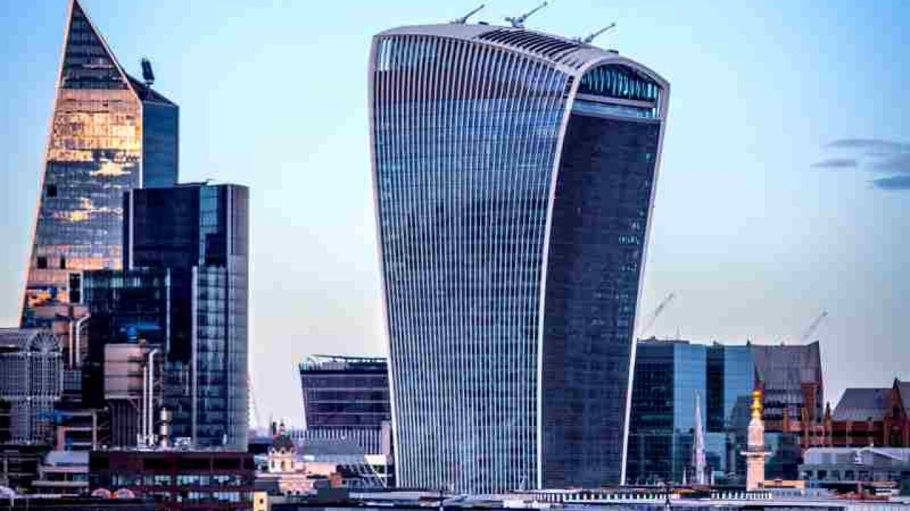 Foto - Yanlış tasarlanan gökdelen ülkenin başına bela oldu: Şehri yakıyor, lüks araçlar bile eriyor