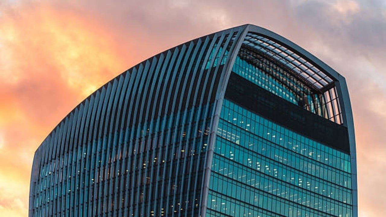 Foto - Yanlış tasarlanan gökdelen ülkenin başına bela oldu: Şehri yakıyor, lüks araçlar bile eriyor