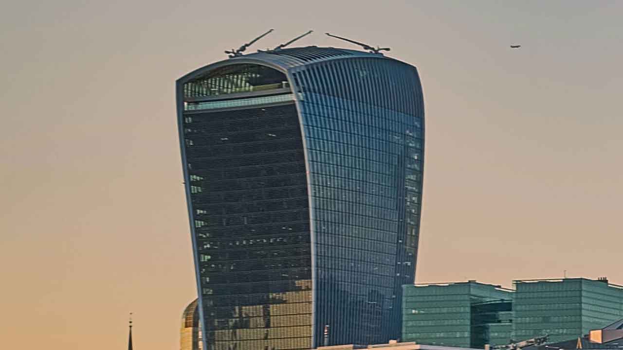 Foto - Yanlış tasarlanan gökdelen ülkenin başına bela oldu: Şehri yakıyor, lüks araçlar bile eriyor