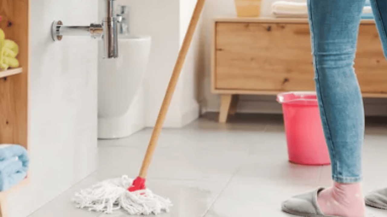 Foto - Yanlış yapmayın... Banyoda temizlik sırasına dikkat! Önce aynayı mı tuvaleti mi...