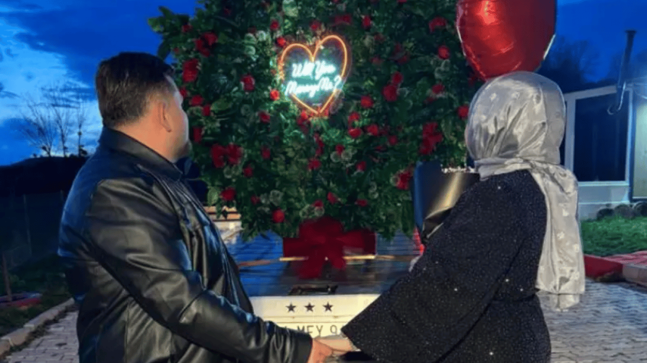 Foto - Yapay zeka değil gerçek! Daha önce böyle evlilik teklifi görmediniz