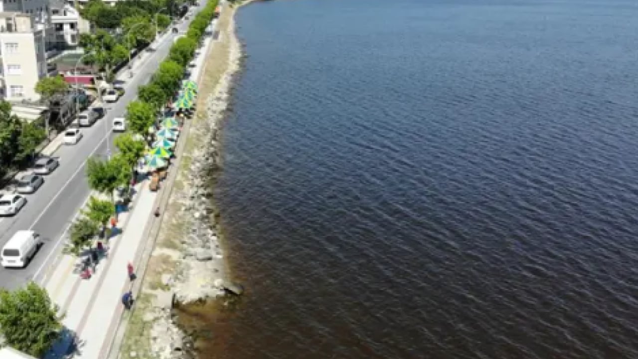 Foto - Yapay zeka değil gerçek! Küçükçekmece Gölü'nden korkutan görüntü