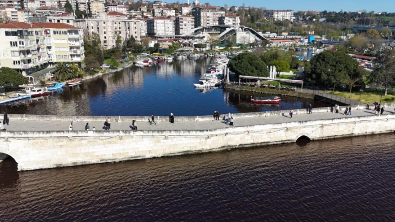 Foto - Yapay zeka değil gerçek! Küçükçekmece Gölü'nden korkutan görüntü