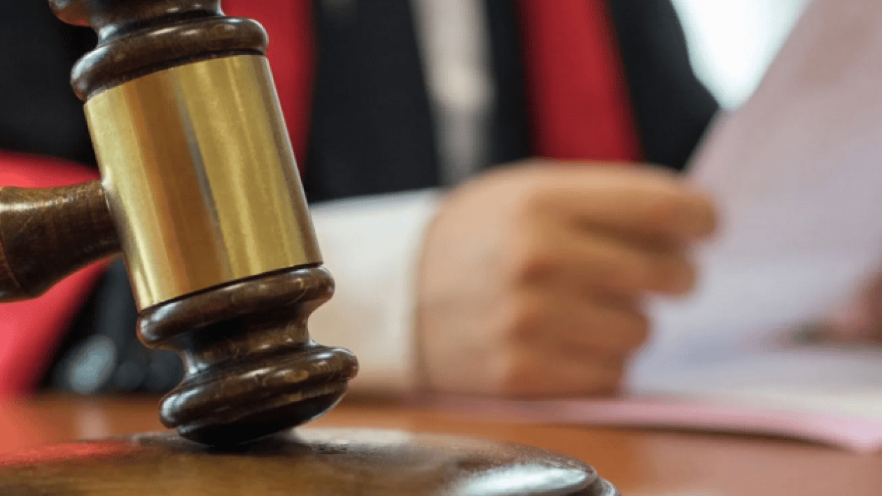 Yargıtay’da emsal karar: Eşine isimsiz çiçek gönderen kocaya şok!