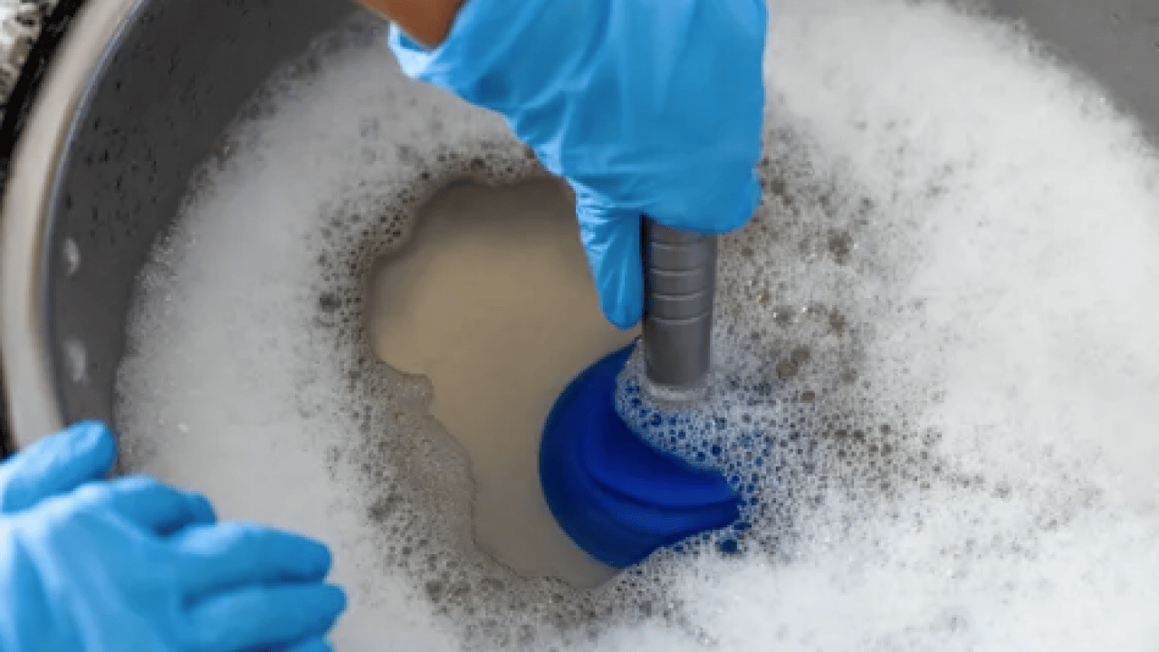 Yarım asırlık temizlik sırrı... Tıkanan giderleri saniyeler içerisinde açıyor! 