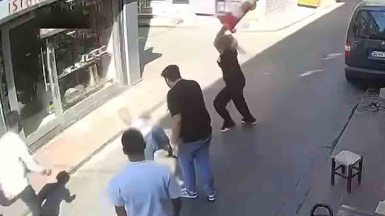 Foto - Yaşından utan be rezil herif! Tacizci sapığı tekme tokat dövdüler