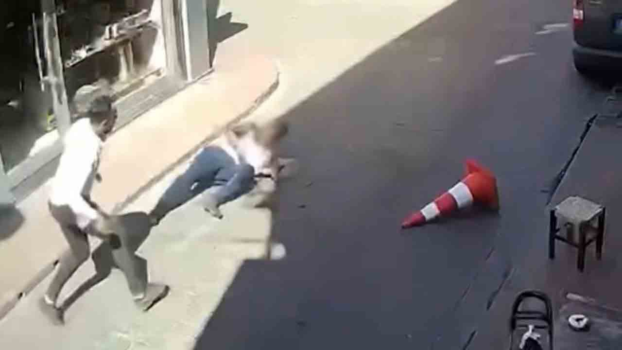 Foto - Yaşından utan be rezil herif! Tacizci sapığı tekme tokat dövdüler
