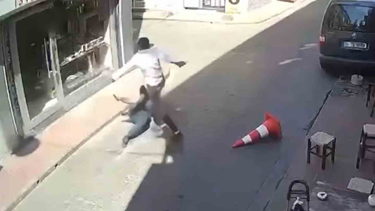 Foto - Yaşından utan be rezil herif! Tacizci sapığı tekme tokat dövdüler