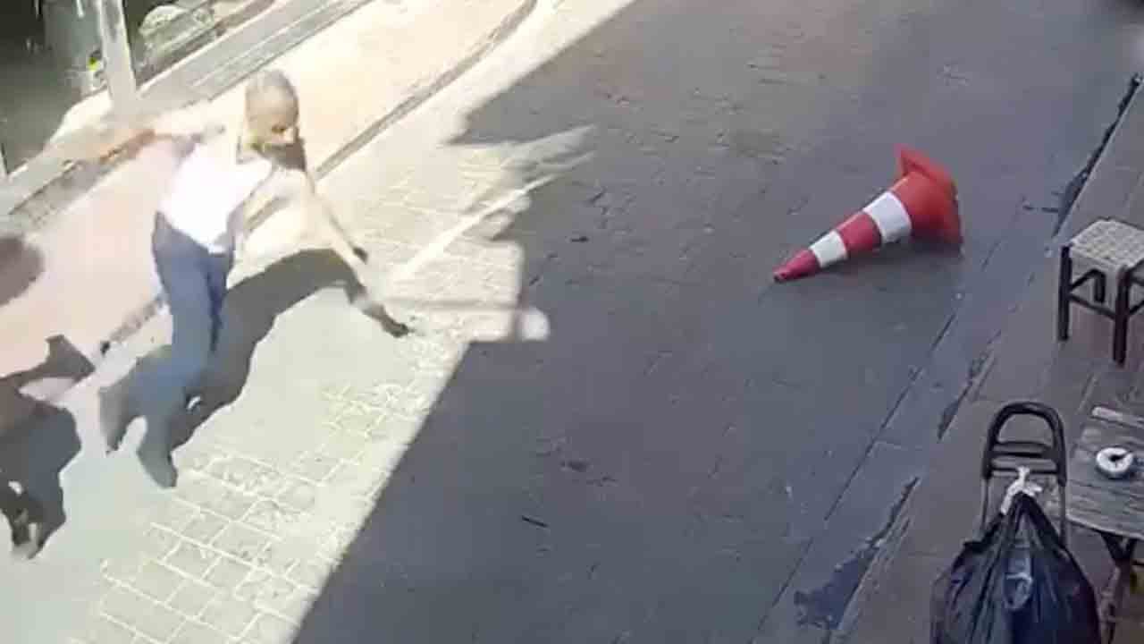Yaşından utan be rezil herif! Tacizci sapığı tekme tokat dövdüler