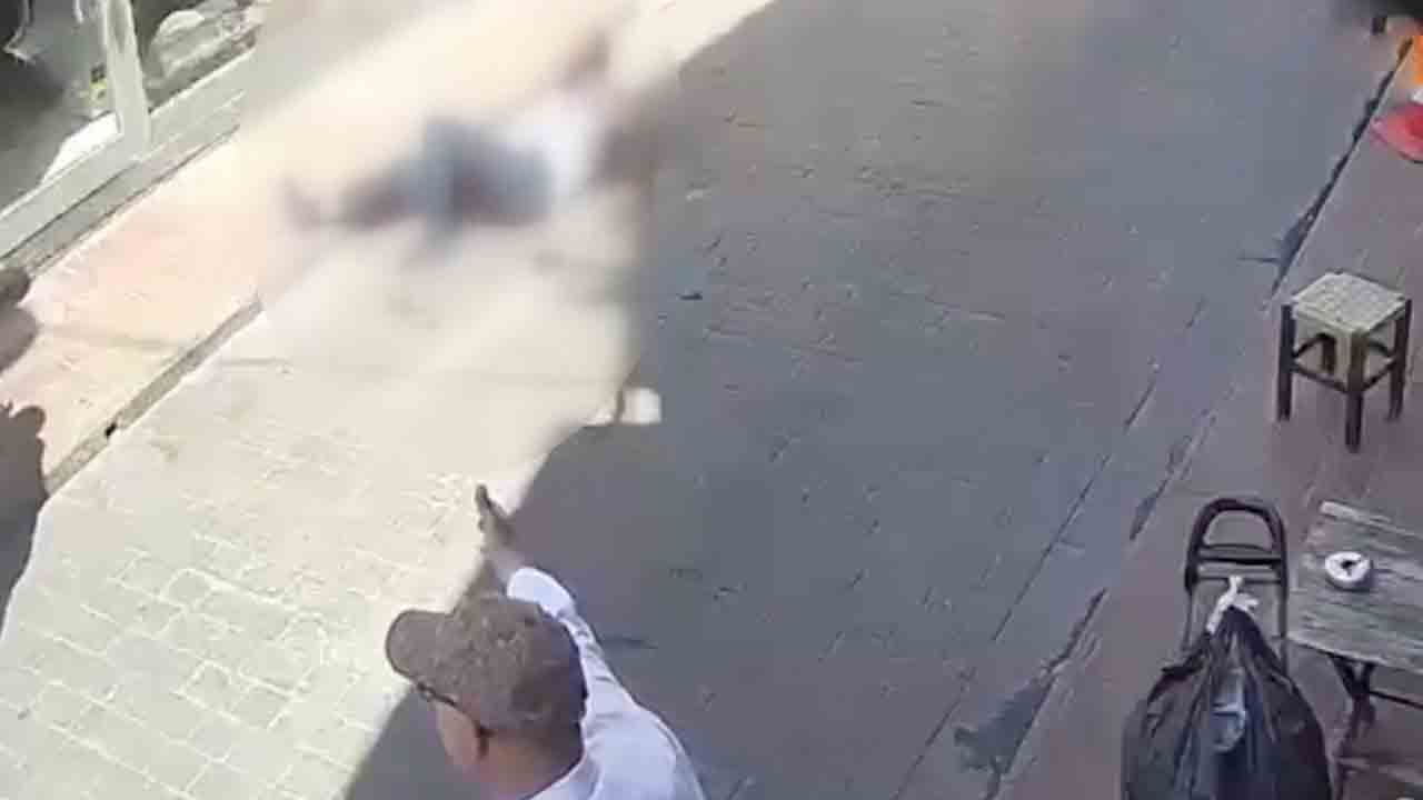 Foto - Yaşından utan be rezil herif! Tacizci sapığı tekme tokat dövdüler