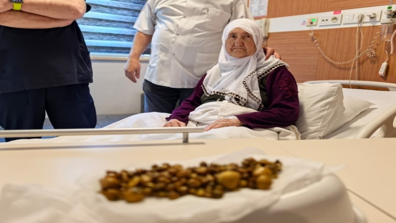Foto - Yaşlı kadını apar topar ameliyata aldılar! Doktorlar bile gözlerine inanamadı: Tam 213 tane