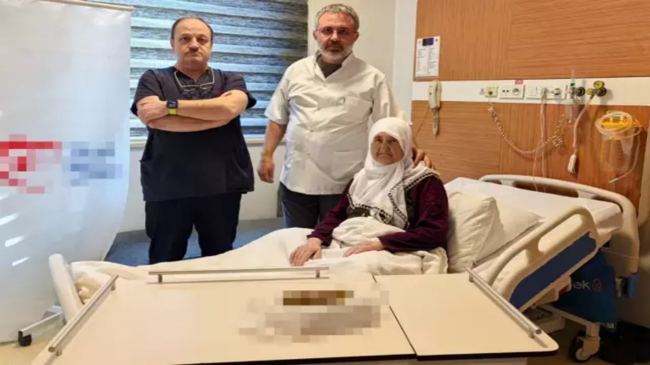 Foto - Yaşlı kadını apar topar ameliyata aldılar! Doktorlar bile gözlerine inanamadı: Tam 213 tane