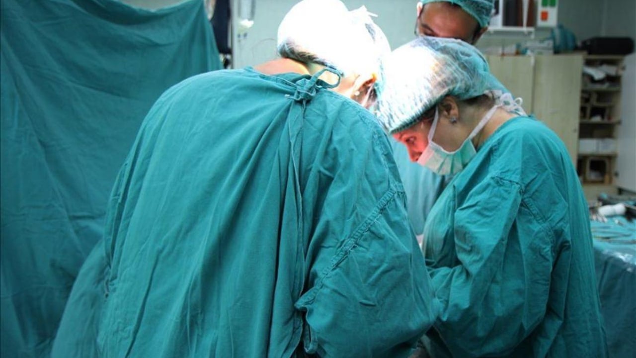 Foto - Yaşlı kadını apar topar ameliyata aldılar! Doktorlar bile gözlerine inanamadı: Tam 213 tane