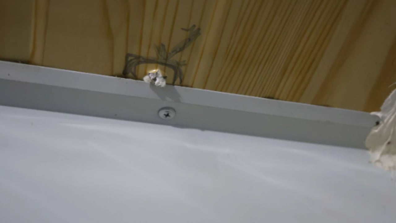 Foto - Yatağında uzanırken ölümden döndü! Bakın başına ne düştü