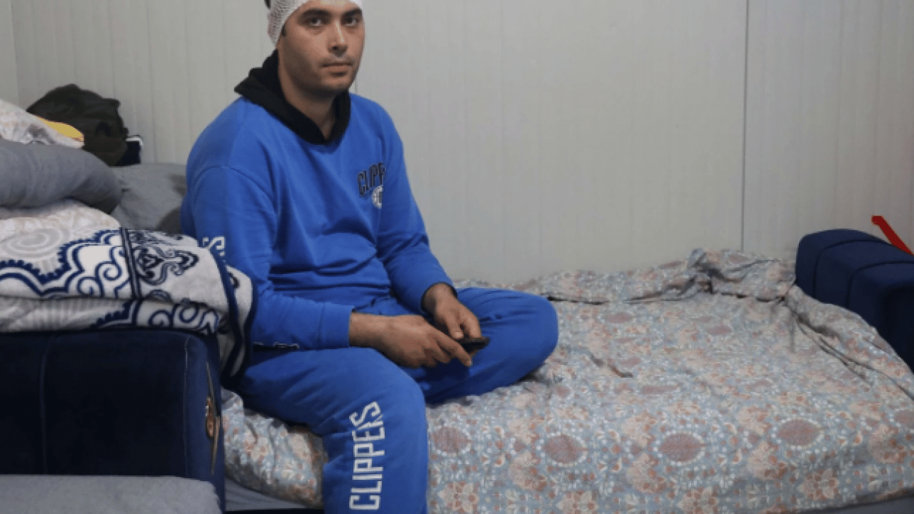 Foto - Yatağında uzanırken ölümden döndü! Bakın başına ne düştü