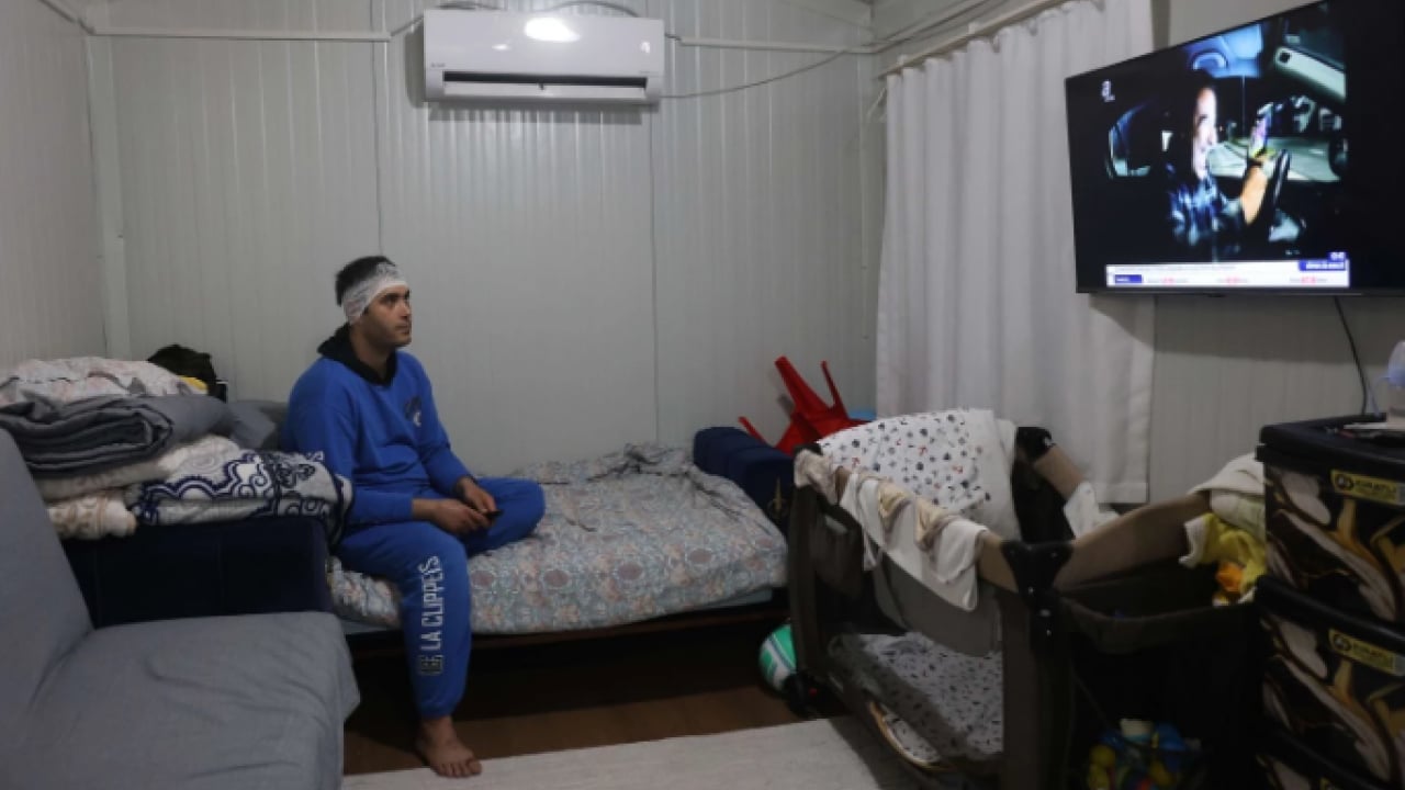 Foto - Yatağında uzanırken ölümden döndü! Bakın başına ne düştü