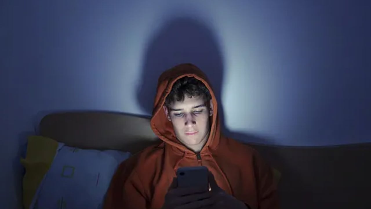 Yatmadan önce ekrana bakıyorsanız dikkat! Mavi ışığın yaşamımızdaki etkileri...