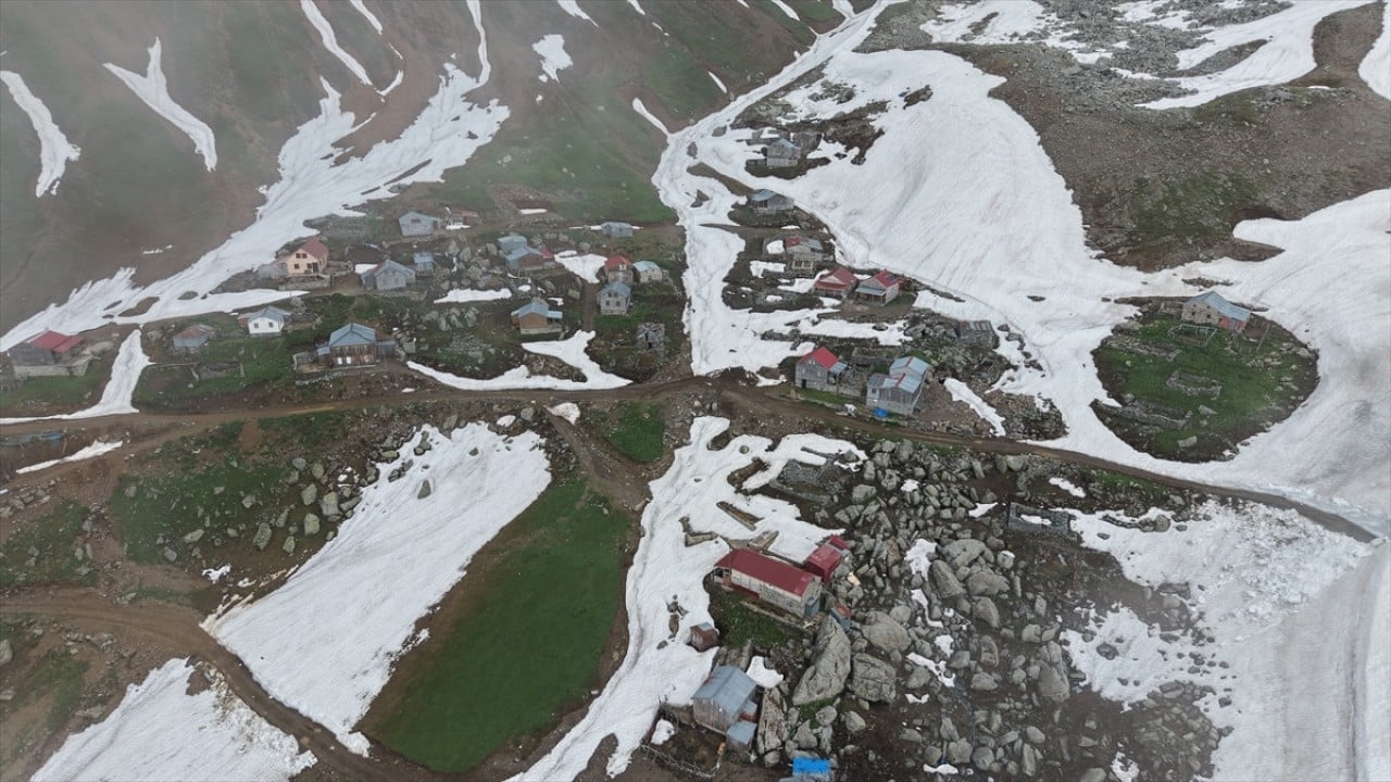 Foto - Yayla yollarında karla mücadele! 5 metreyi aşan kar kütleleri temizleniyor