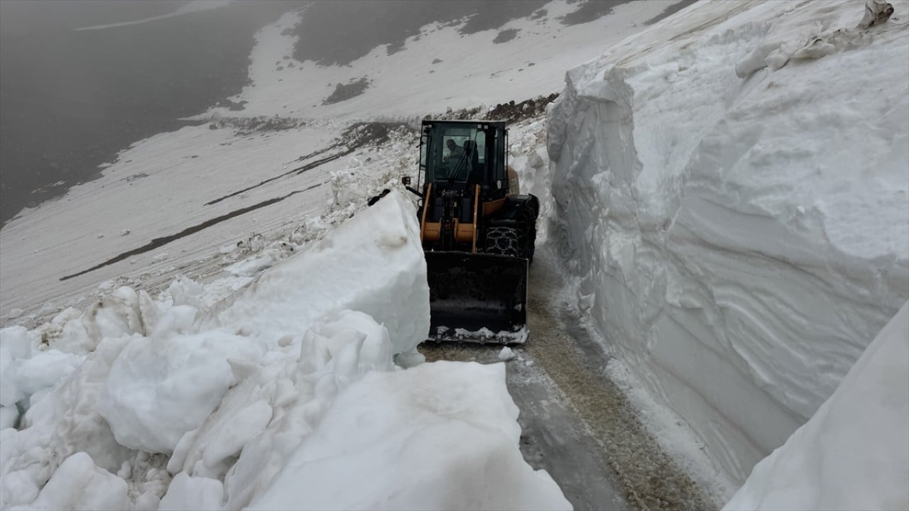 Foto - Yayla yollarında karla mücadele! 5 metreyi aşan kar kütleleri temizleniyor