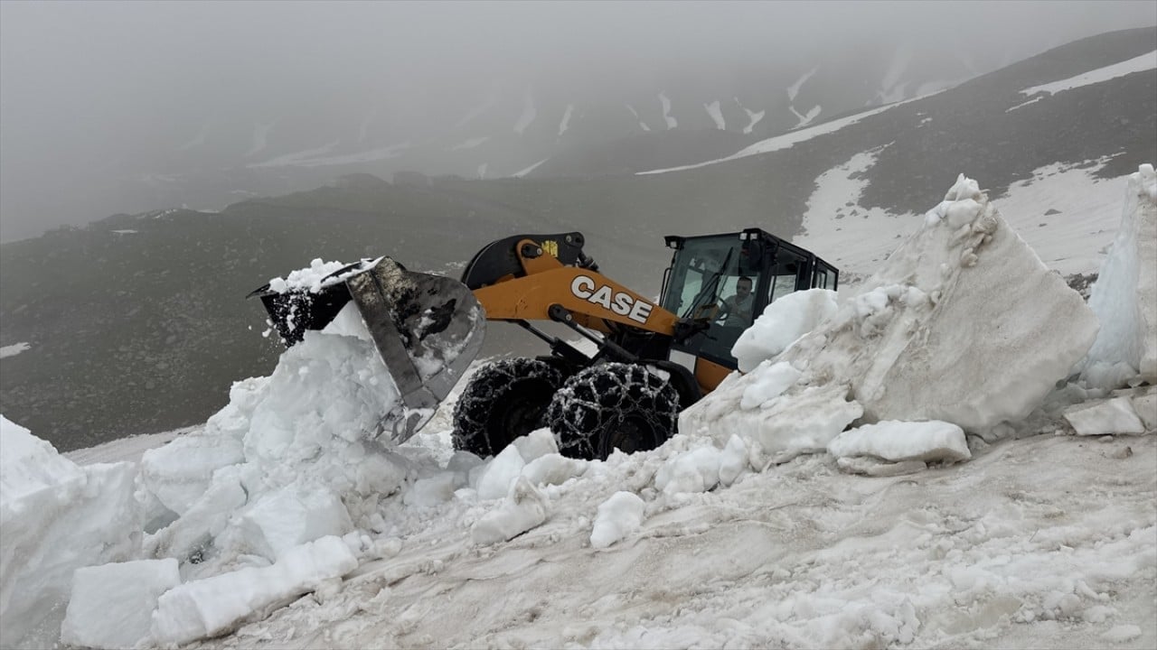 Foto - Yayla yollarında karla mücadele! 5 metreyi aşan kar kütleleri temizleniyor
