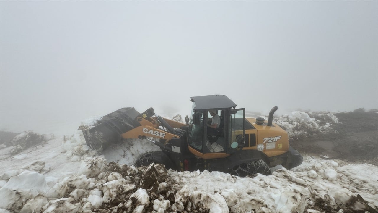 Foto - Yayla yollarında karla mücadele! 5 metreyi aşan kar kütleleri temizleniyor