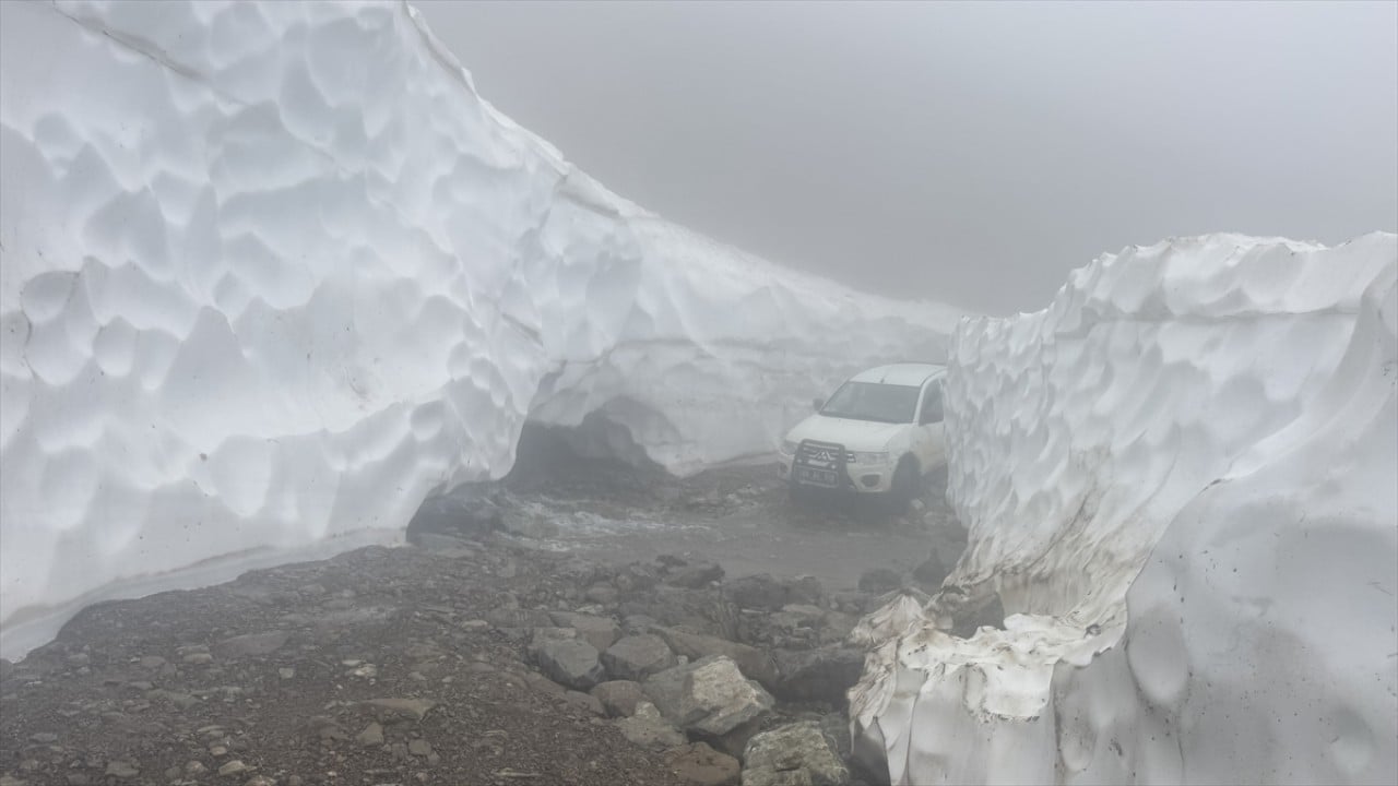 Foto - Yayla yollarında karla mücadele! 5 metreyi aşan kar kütleleri temizleniyor