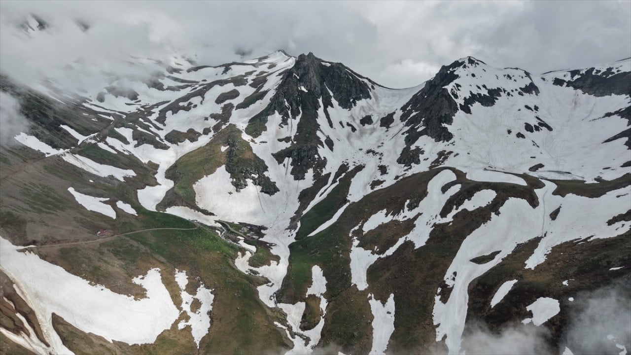 Foto - Yayla yollarında karla mücadele! 5 metreyi aşan kar kütleleri temizleniyor