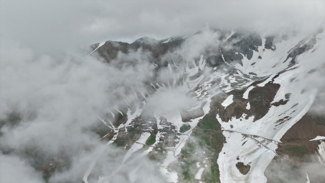 Foto - Yayla yollarında karla mücadele! 5 metreyi aşan kar kütleleri temizleniyor