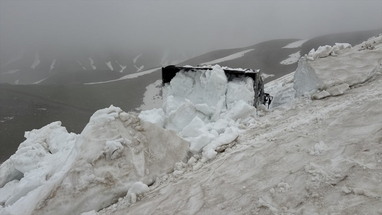 Foto - Yayla yollarında karla mücadele! 5 metreyi aşan kar kütleleri temizleniyor