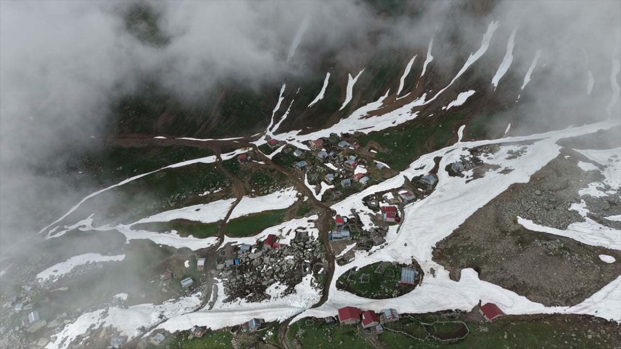 Foto - Yayla yollarında karla mücadele! 5 metreyi aşan kar kütleleri temizleniyor