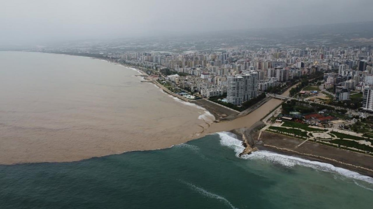 Foto - Yayladan gelen sel Akdeniz'in 'Ak'ını aldı