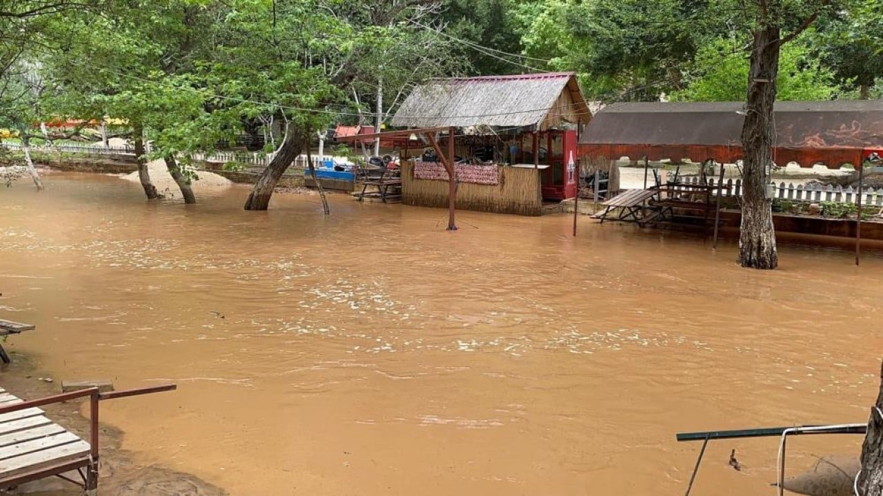 Foto - Yayladan gelen sel Akdeniz'in 'Ak'ını aldı