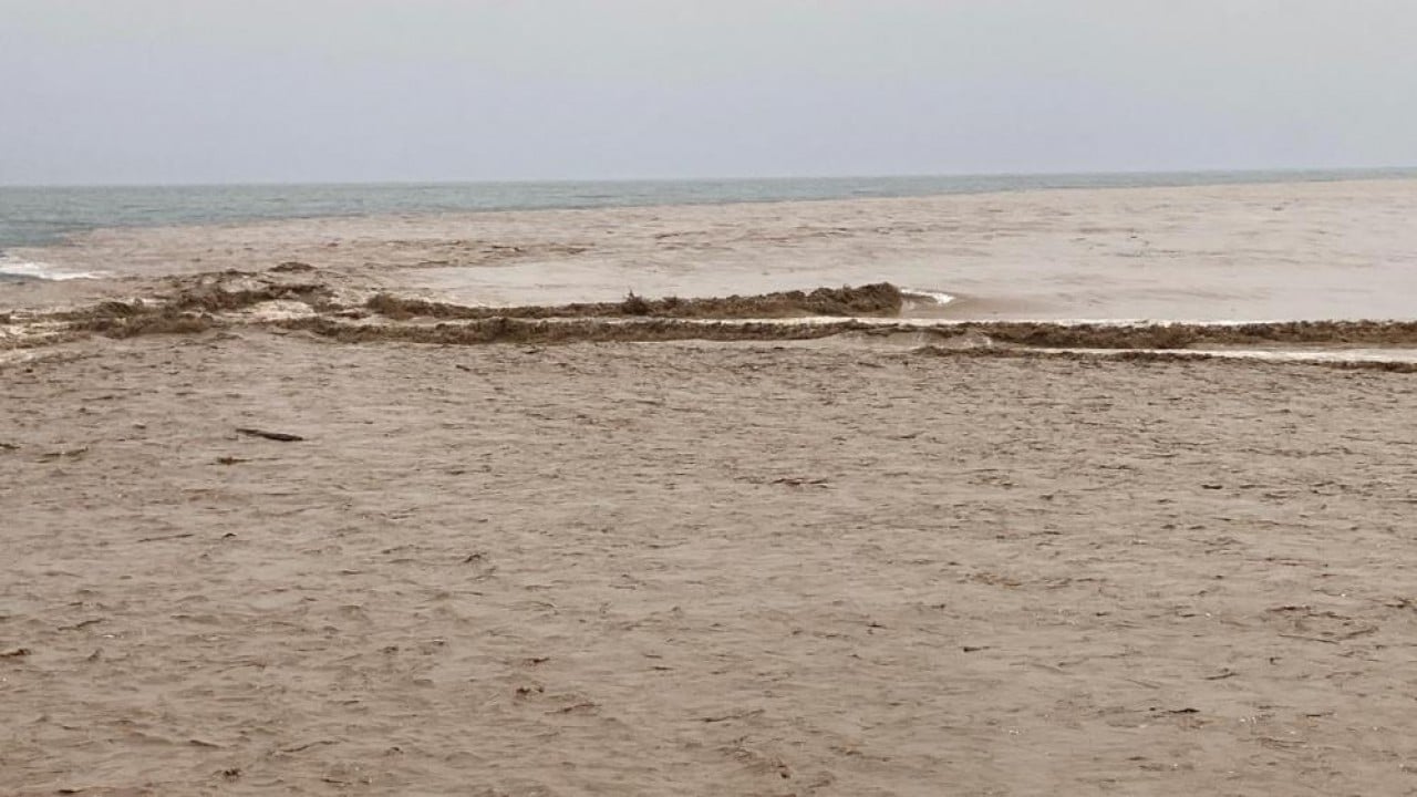 Foto - Yayladan gelen sel Akdeniz'in 'Ak'ını aldı