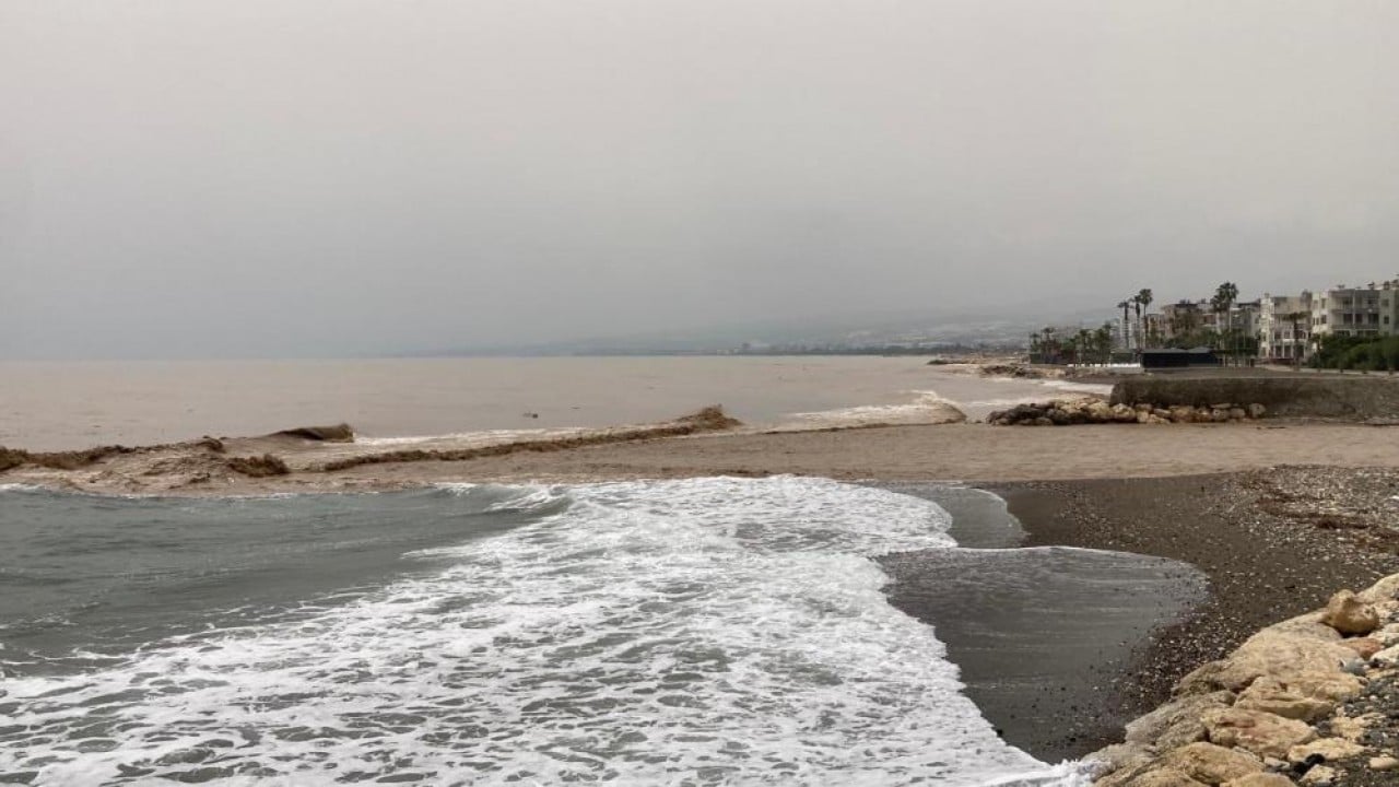 Foto - Yayladan gelen sel Akdeniz'in 'Ak'ını aldı