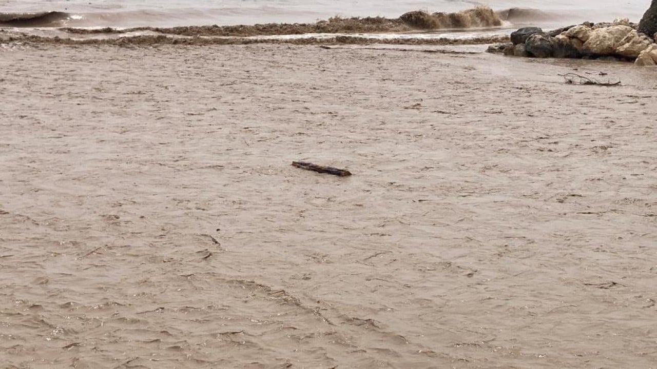 Foto - Yayladan gelen sel Akdeniz'in 'Ak'ını aldı