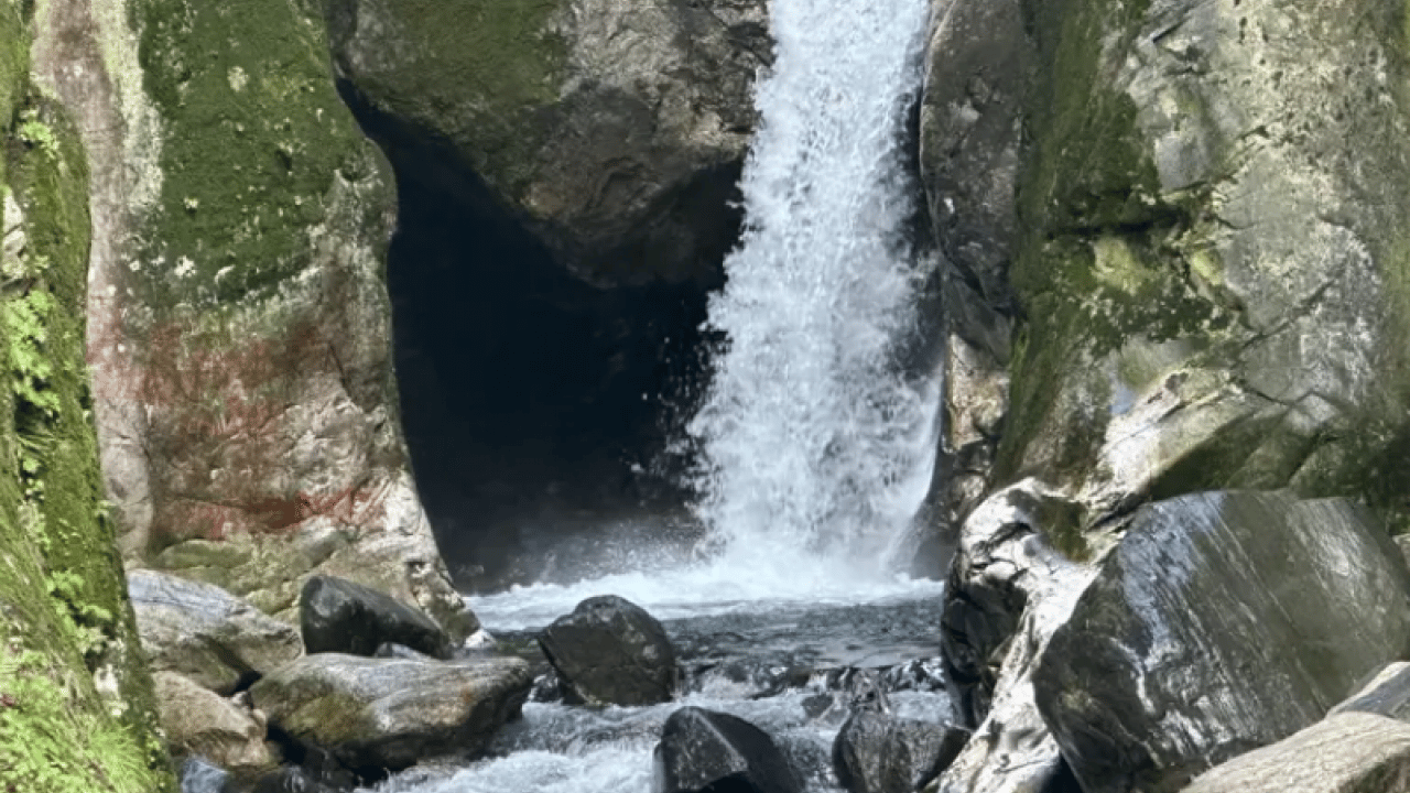 Foto - Yaz aylarında kurumak üzereydi! Doğa harikası şelale yeniden coştu