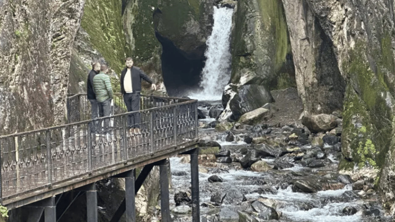 Yaz aylarında kurumak üzereydi! Doğa harikası şelale yeniden coştu