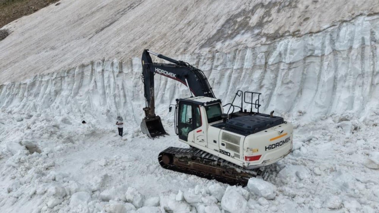 Foto - Yaz ortasında kar keyfi Sıcaktan kaçıp Mereto’un karına sığınıyorlar