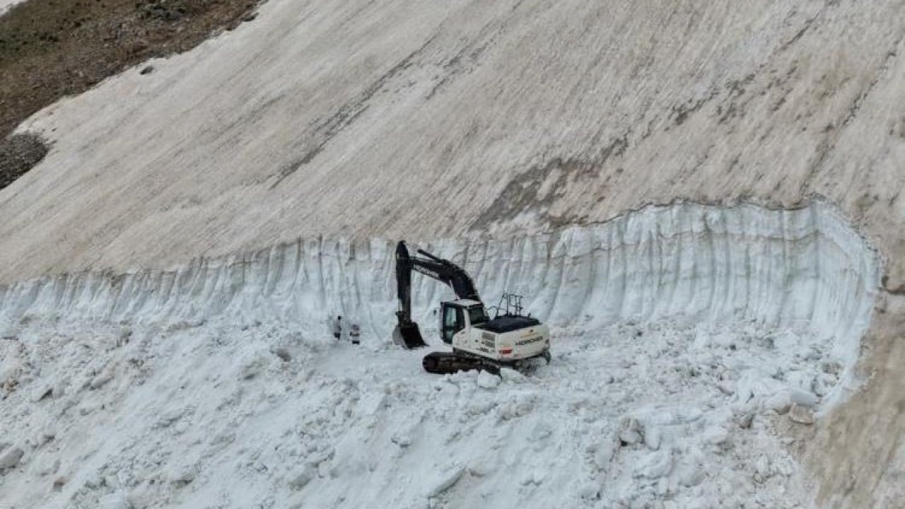 Foto - Yaz ortasında kar keyfi Sıcaktan kaçıp Mereto’un karına sığınıyorlar