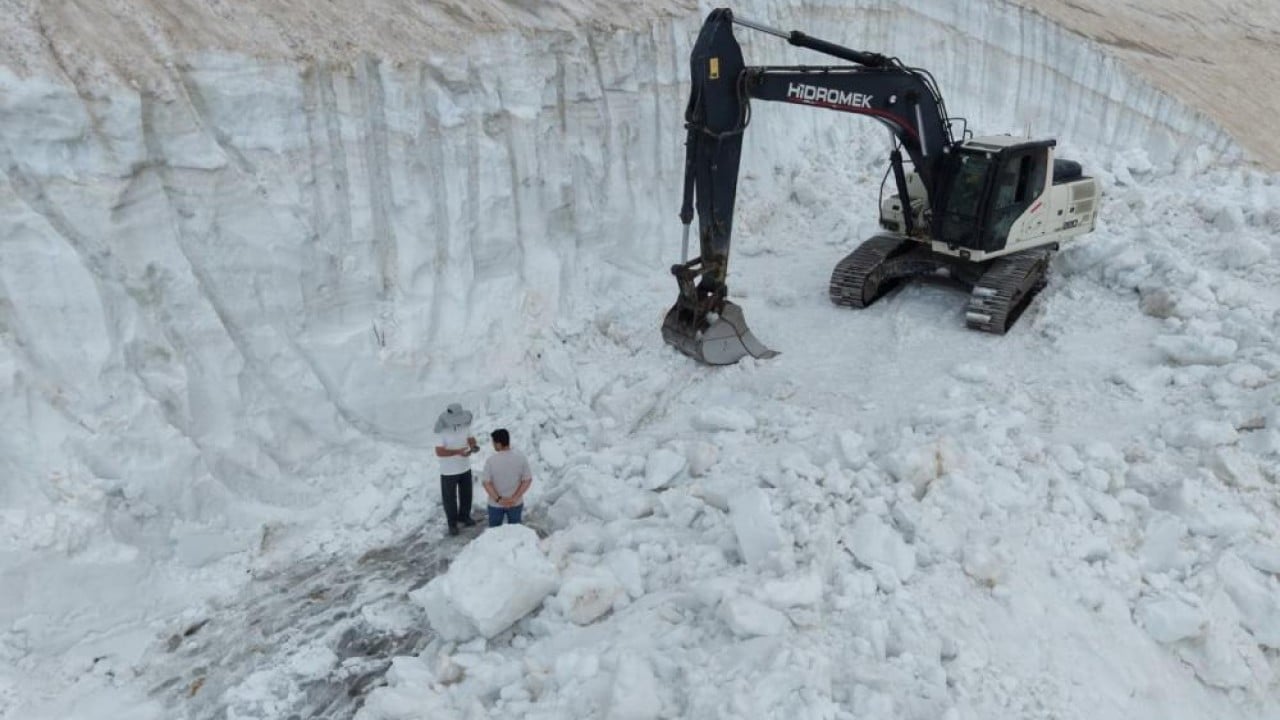 Foto - Yaz ortasında kar keyfi Sıcaktan kaçıp Mereto’un karına sığınıyorlar