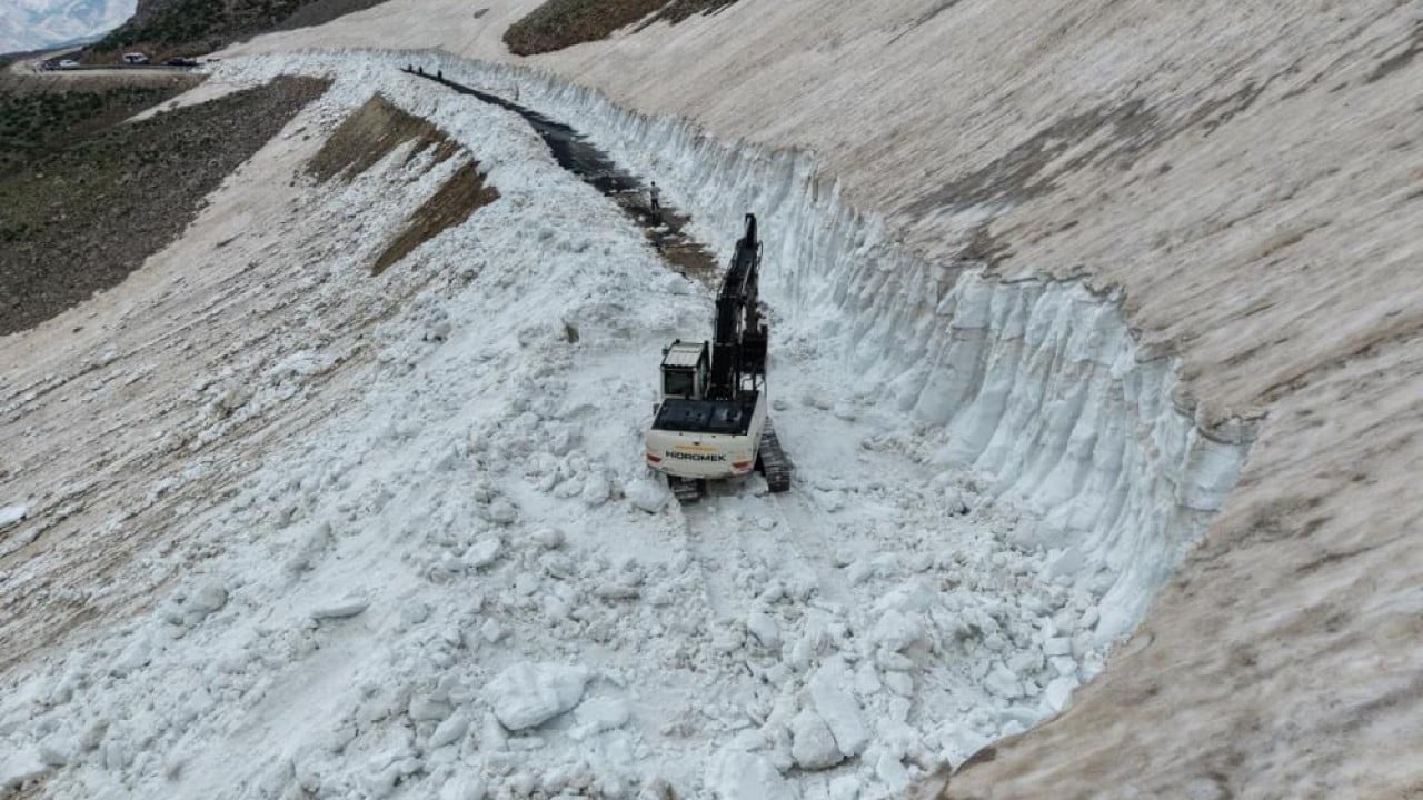 Foto - Yaz ortasında kar keyfi Sıcaktan kaçıp Mereto’un karına sığınıyorlar