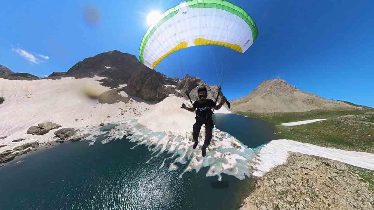 Foto - Yaz ortasında kış etkinliği: Gölde kayak, gökyüzünde paraşüt gösterisi