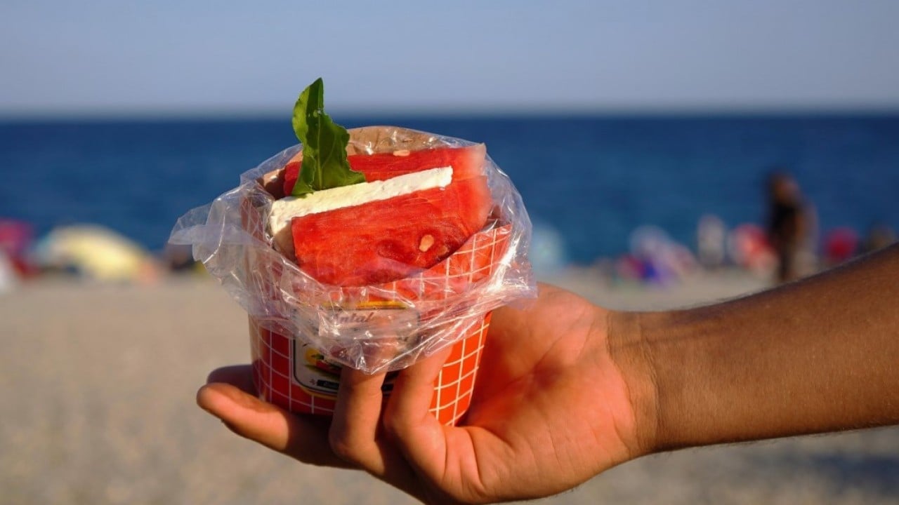 Foto - Yaz sıcaklarının ferahlatan lezzeti! ‘Karpuz sandviç' plajların yeni gözdesi