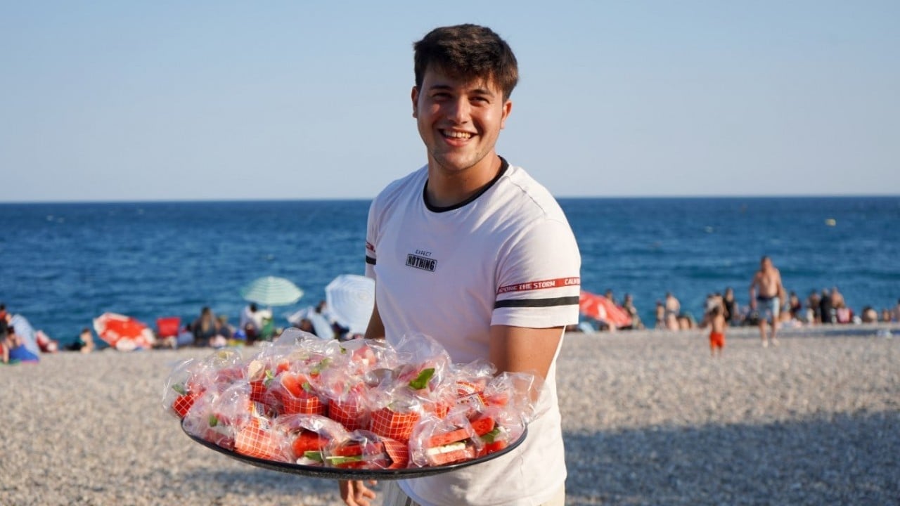 Yaz sıcaklarının ferahlatan lezzeti! ‘Karpuz sandviç' plajların yeni gözdesi