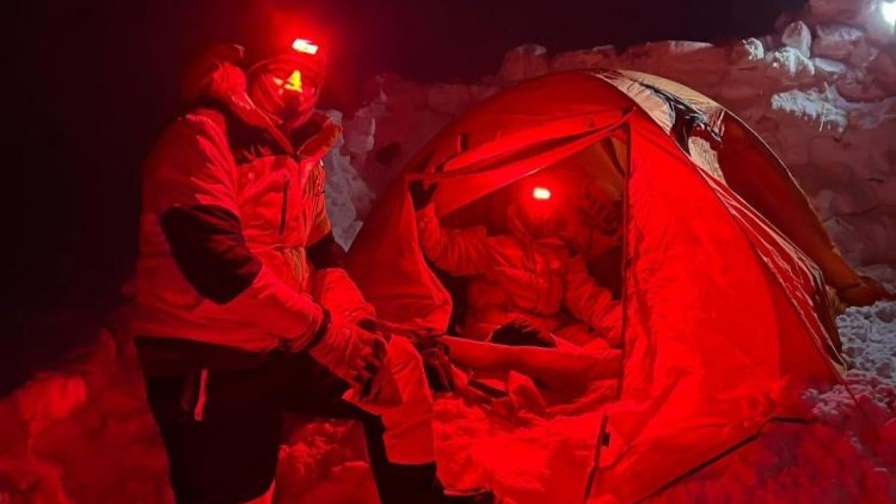 Foto - Yazın sıcakta dalgalanan bayrak kışın buz kesti!